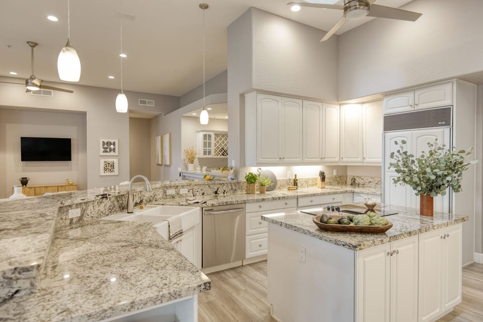 Large kitchen with everything you need.