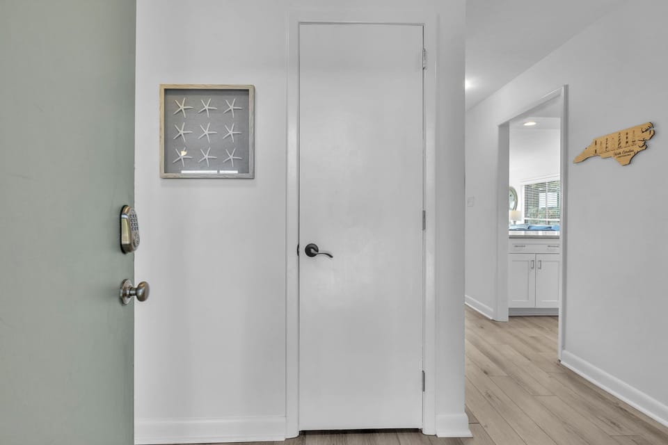 Front Entrance / Foyer - North