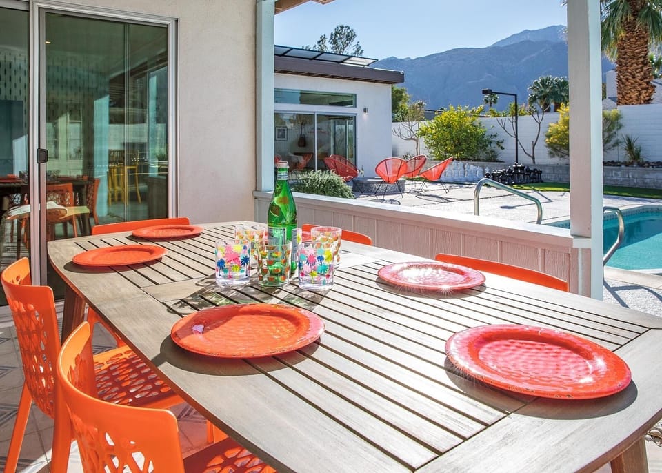 Alfresco dining for 6-8