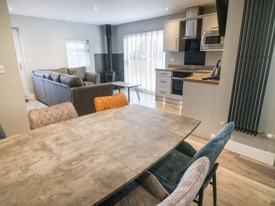 Cottage | Private kitchen | Fridge, dishwasher, electric kettle, toaster