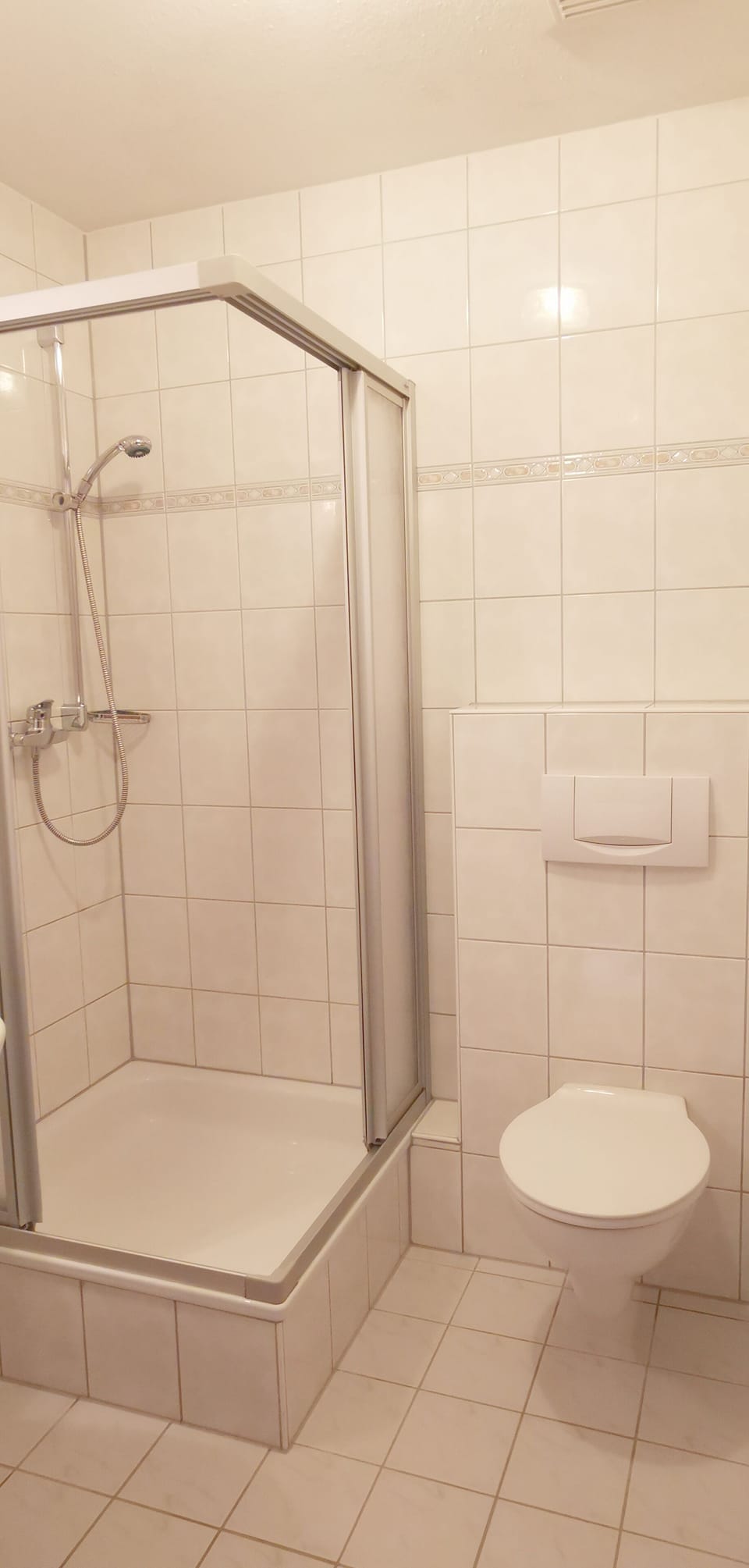 Classic Double Room | Bathroom | Shower, hair dryer, towels
