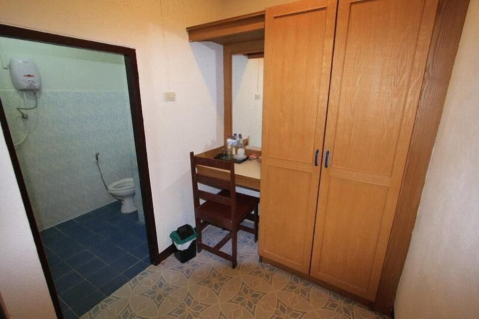 Basic Double Room, 1 Double Bed, Garden View | Bathroom | Towels