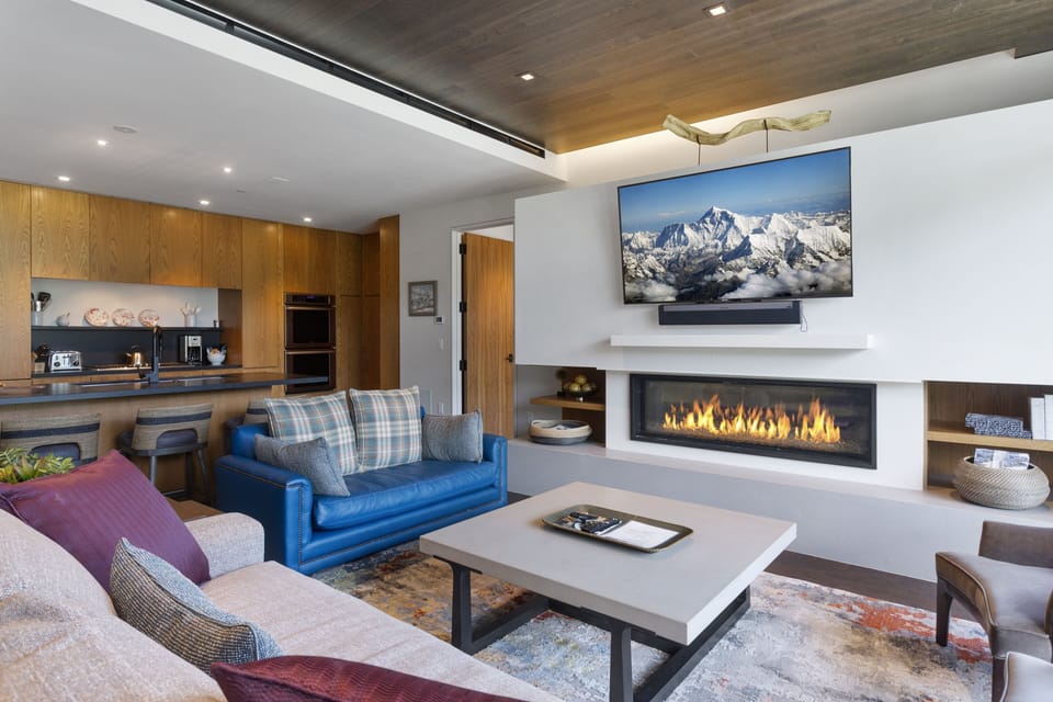 Living Room, Indoors, Furniture, Couch, Fireplace