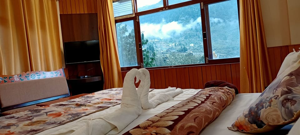 Deluxe Double Room | Premium bedding, down comforters, desk, bed sheets