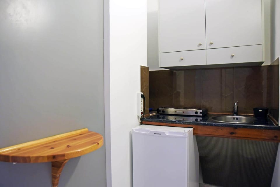 Fridge, espresso maker, electric kettle