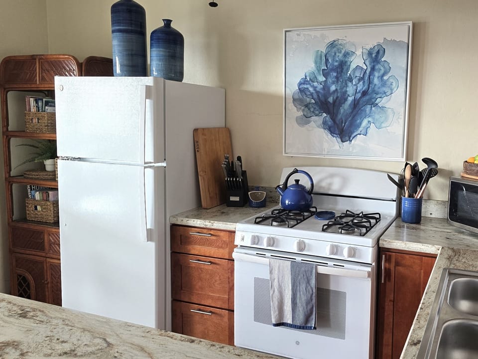 Coral has a very well-stocked kitchen with everything you need to prepare meals (sharp knives, Boos cutting board, prep bowls, high-quality cookware, sheet pans, spices, utensils, etc.)