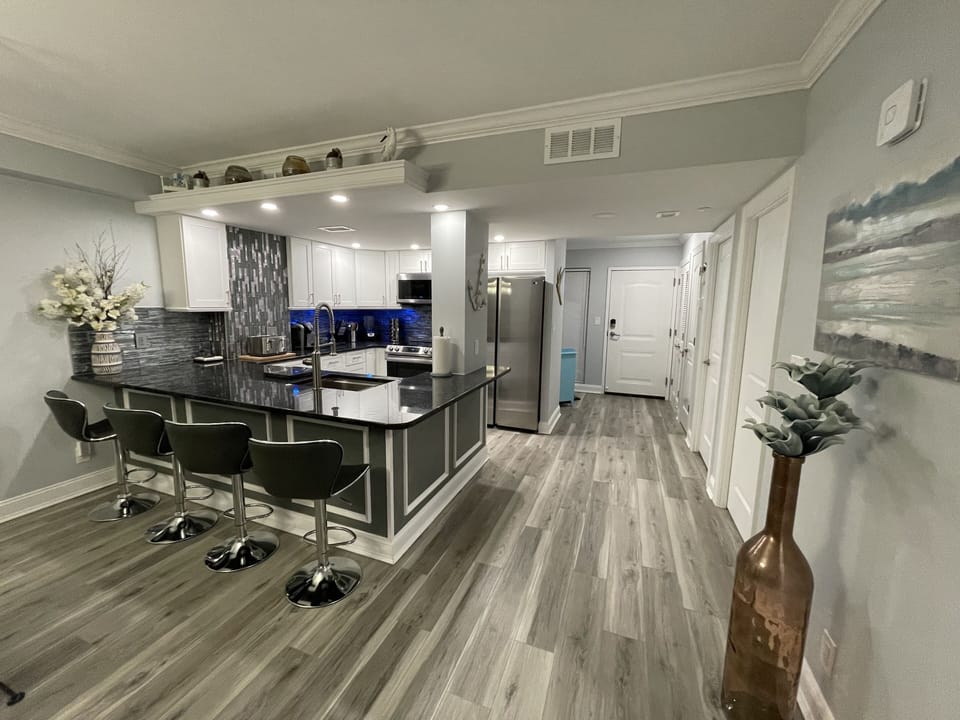 Perfect view of full kitchen & entrance way!!