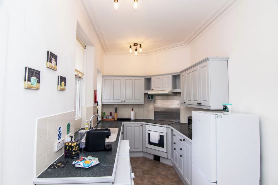Light-filled kitchen with coffee maker, integrated washing machine and dishwasher — practical and well suited to extended stays.