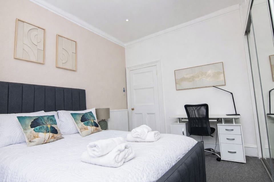 Bedroom with workspace for professionals