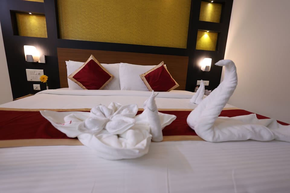 Deluxe Double Room, 1 Bedroom | Minibar, in-room safe, desk, laptop workspace