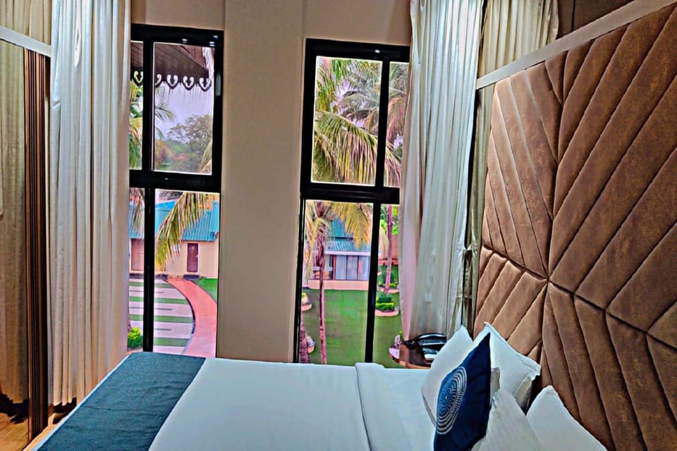 VIP Suite | Desk, blackout drapes, iron/ironing board, free WiFi