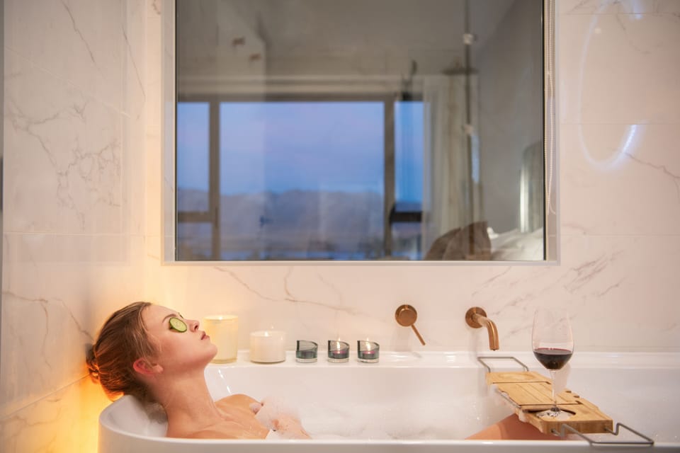 Deluxe Double Room, Lake View | Bathroom | Free toiletries, hair dryer, bathrobes, heated floors