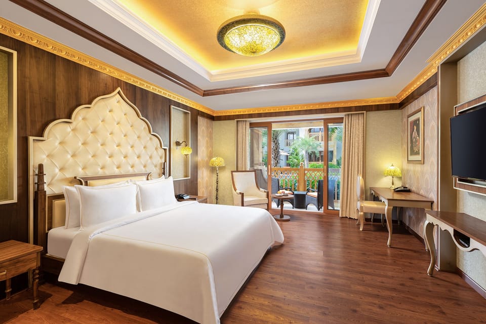 Deluxe King Pool Facing | Egyptian cotton sheets, premium bedding, pillowtop beds