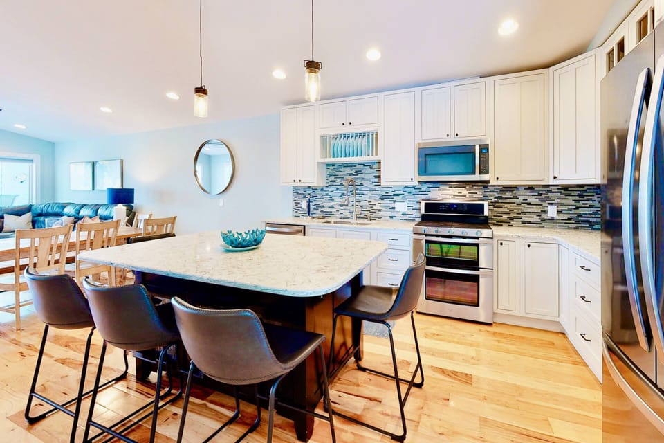 Relax and eat at the kitchen island