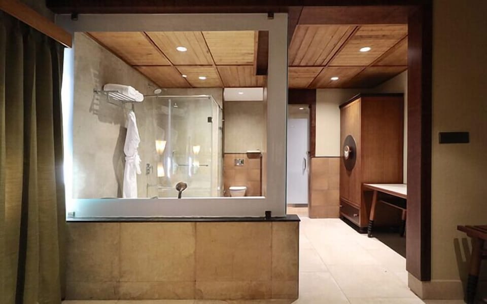 Rainfall showerhead, free toiletries, slippers, towels