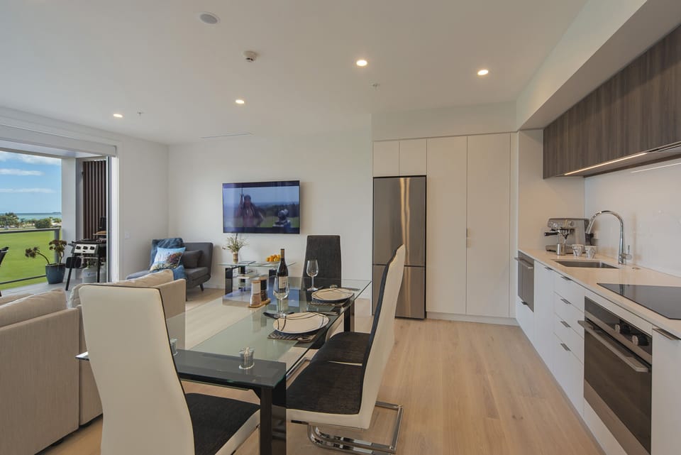 Dining & Fully-equipped Kitchen
