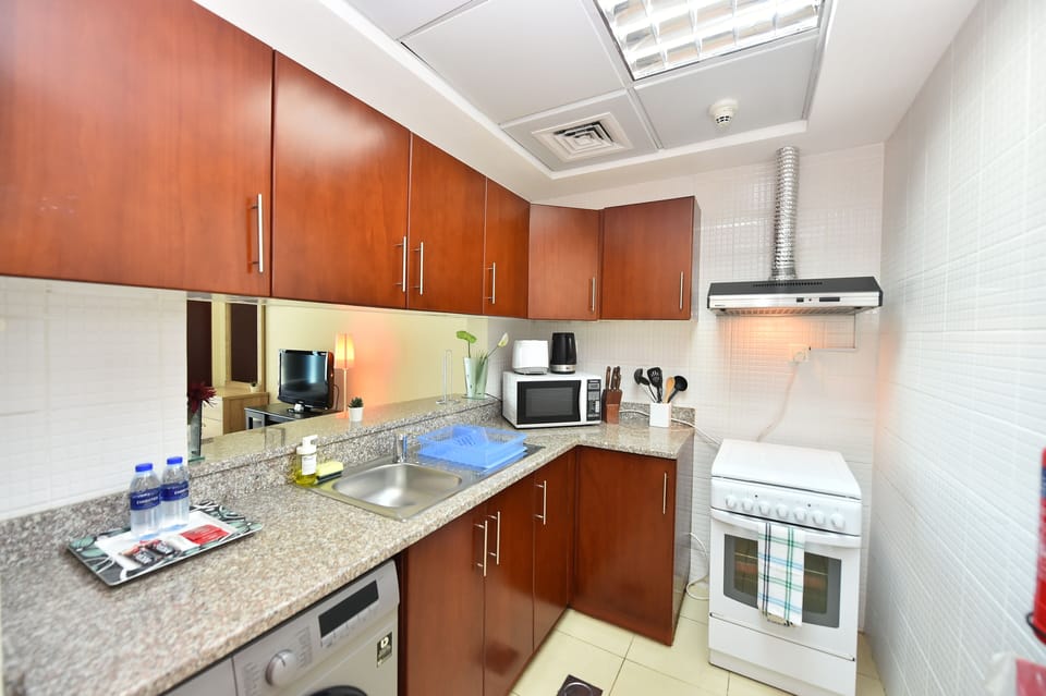 Full-size fridge, oven, stovetop, electric kettle