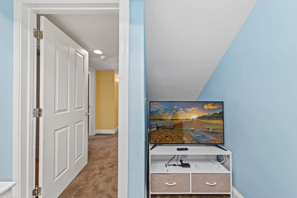 Relax and watch your favorite movies on the Flat Screen TV.