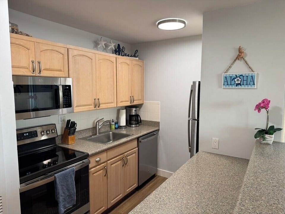 Fully equipped kitchen, dishwasher, coffee maker, toaster  plenty of utensils  