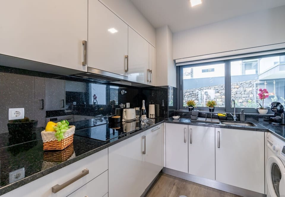 Spacious and large countertop for cooking