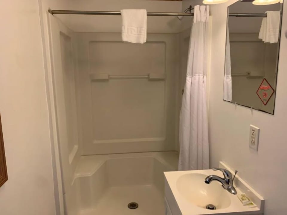 Basic Single Room, 1 Double Bed | Bathroom | Towels