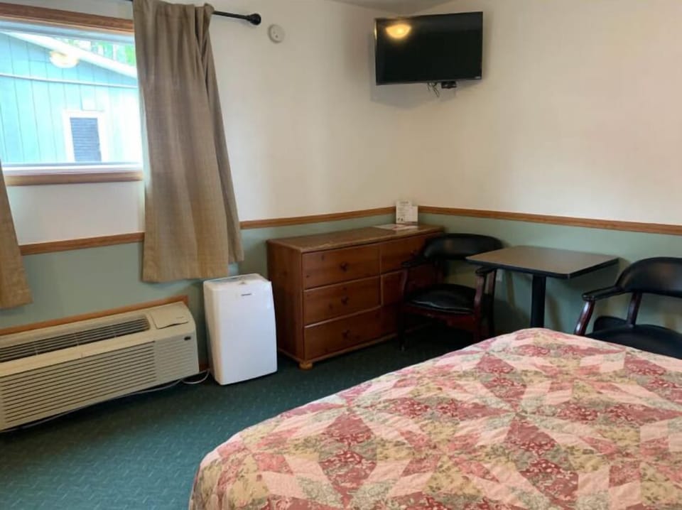 Standard Room, 1 Queen Bed | Free WiFi, bed sheets