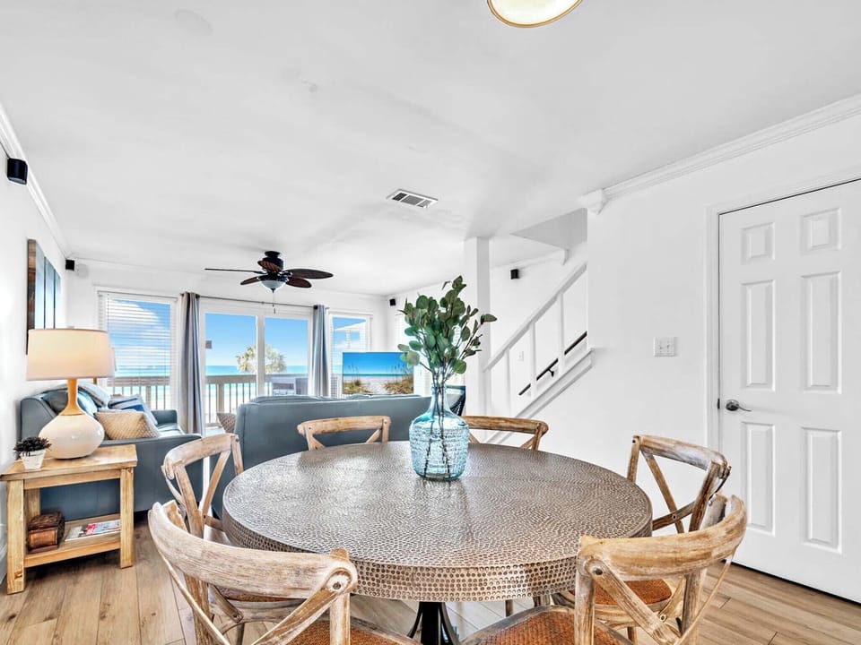 Seating for six at the dining table