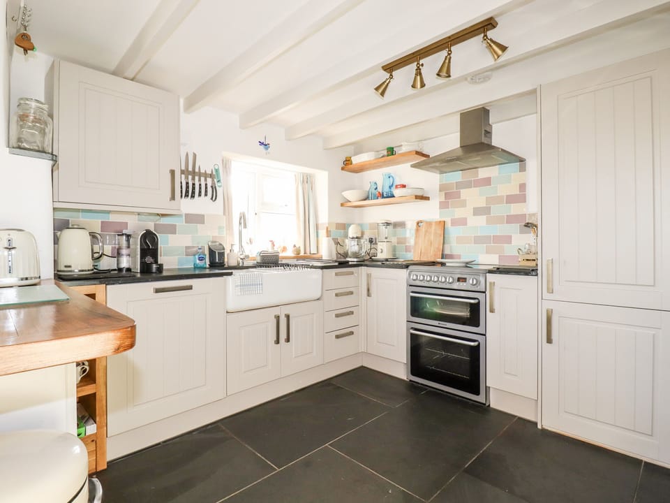 Cottage | Private kitchen | Fridge, microwave, dishwasher, electric kettle