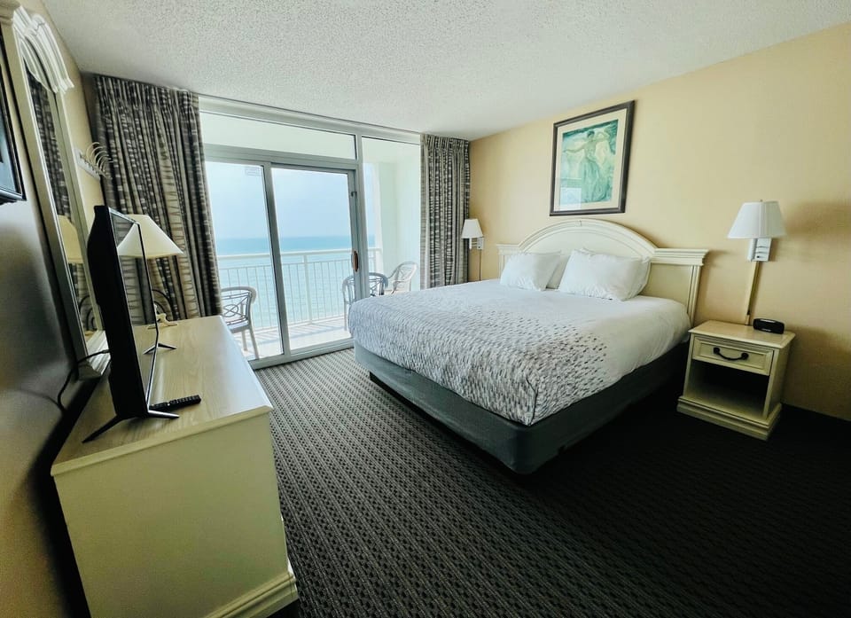 Master king bedroom with en suite bathroom
