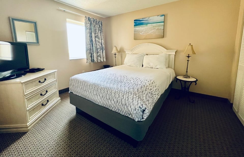 Bedroom 3: queen bed