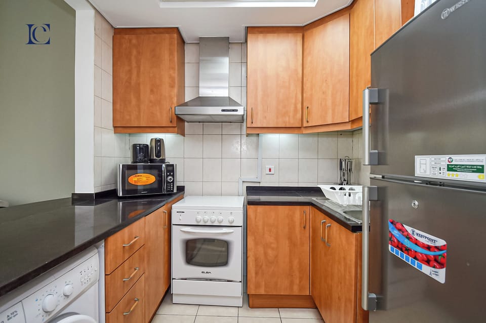 Standard Studio | Private kitchen | Microwave, electric kettle, cookware/dishes/utensils, dining tables
