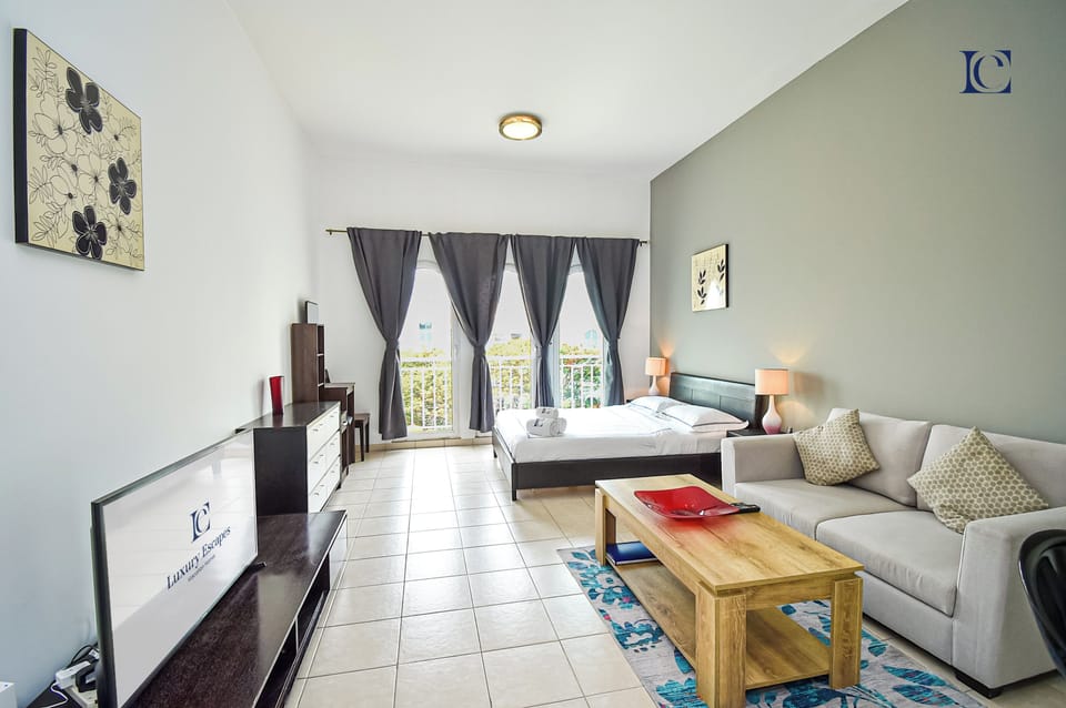 Standard Studio | Living area | 42-inch Smart TV with cable channels, TV