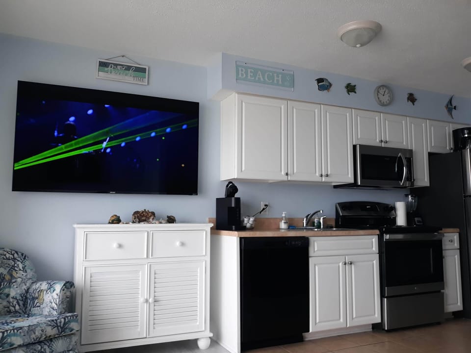 full kitchen with Stainless appliances and dishwasher 