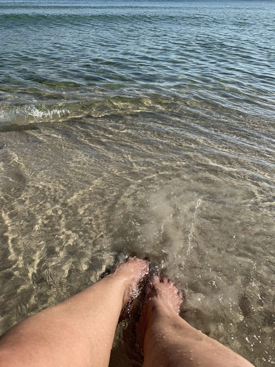 Come put your toes in the sand 