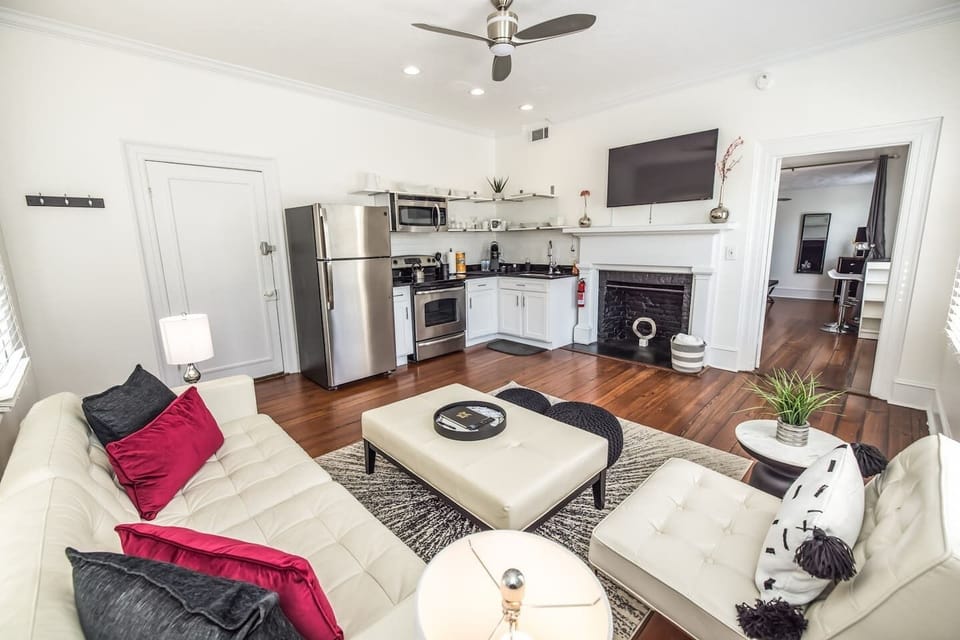 Welcome to your clean and chilled out comfortable Manhattan style pad right on front street YES!