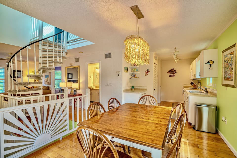 Dining area seats 6