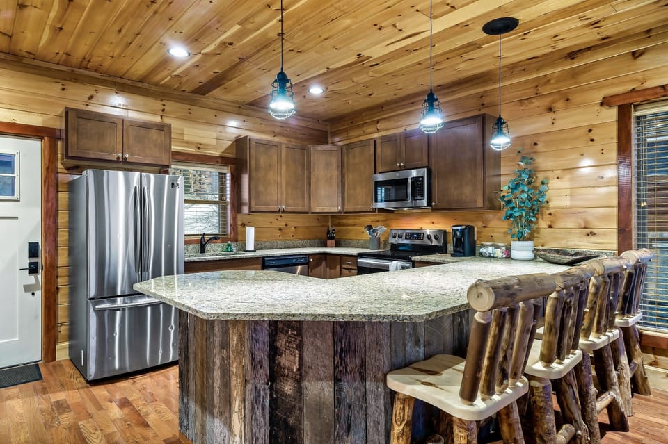Well-equipped kitchen with plenty of seating!
