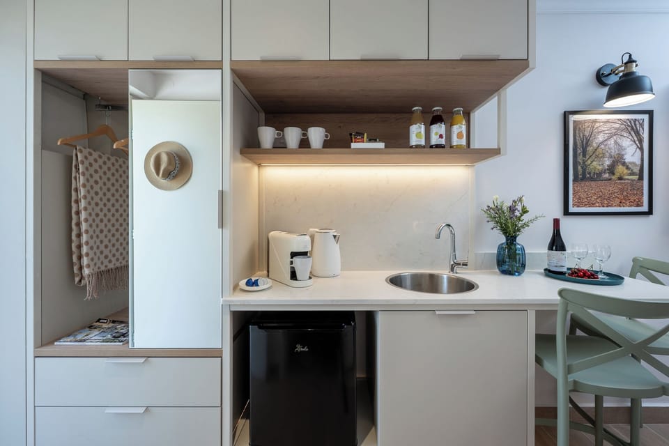 Deluxe Bazeleth Room | Private kitchen | Highchair