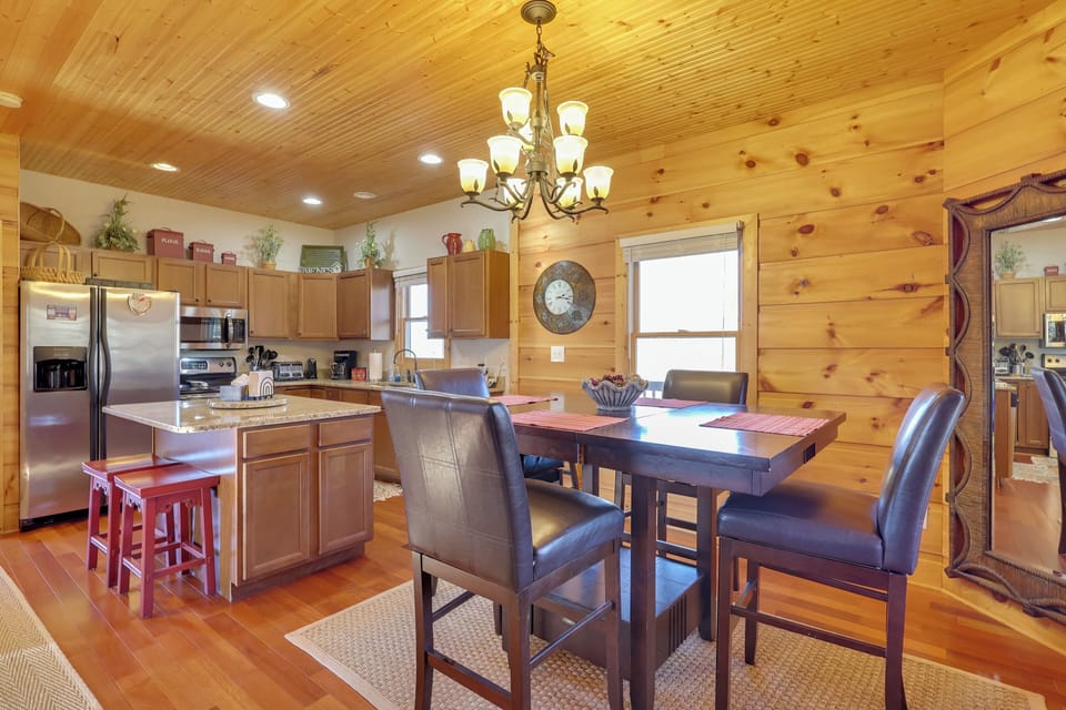 Dining Area | Dishware Provided