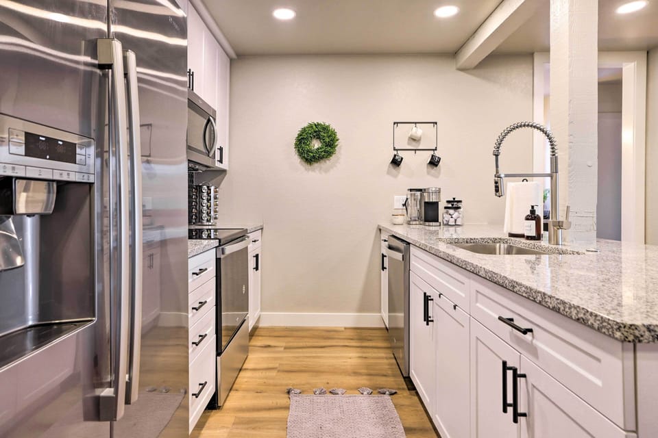 Kitchen | Keurig Coffee Maker w/  Pods