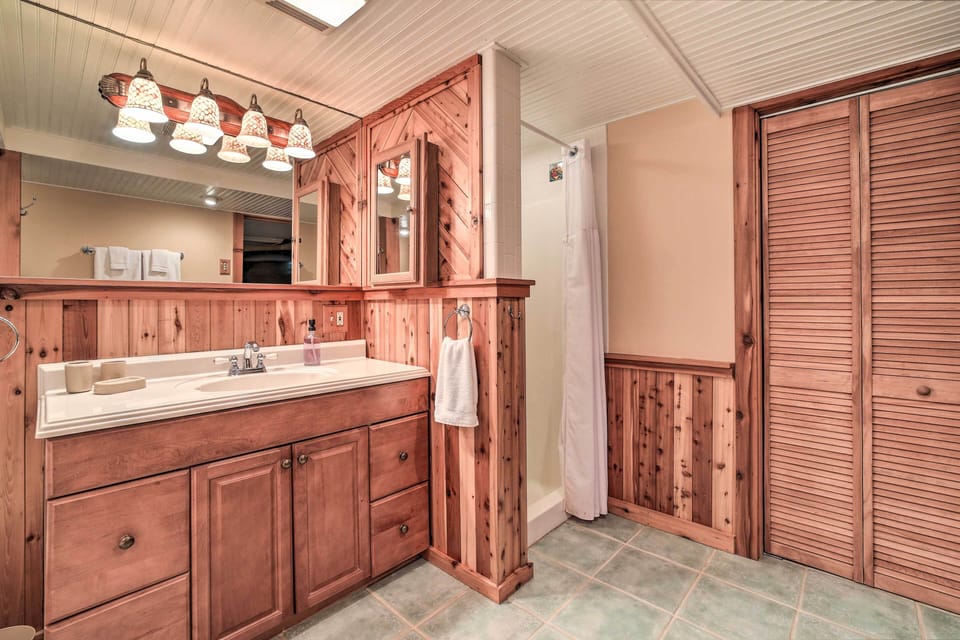 Full En-Suite Bathroom | Walk-In Shower