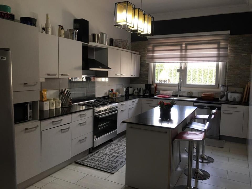 House | Private kitchen | Fridge, microwave, oven, stovetop