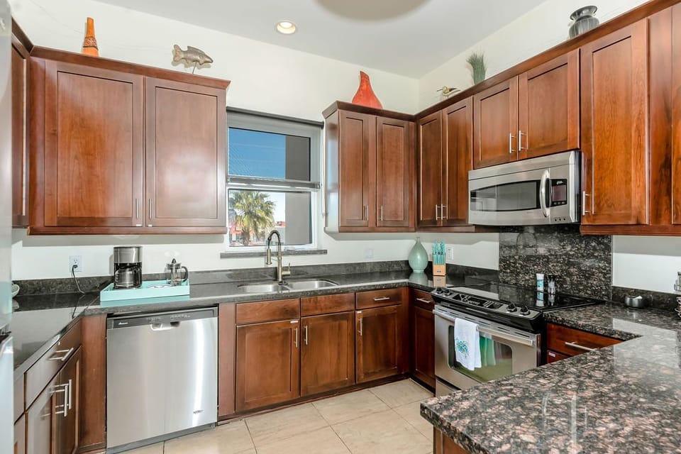 Fully equipped chefs kitchen, everything you need to prepare your meals!
