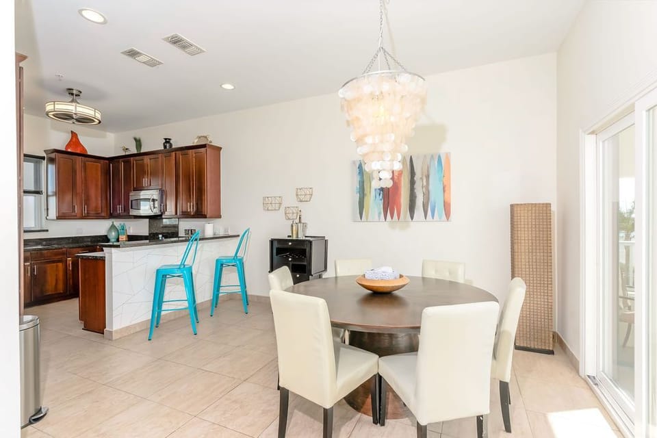 Large dining area with balcony