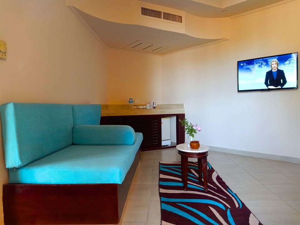 Junior Studio Suite | Living area | 40-inch plasma TV with cable channels, TV