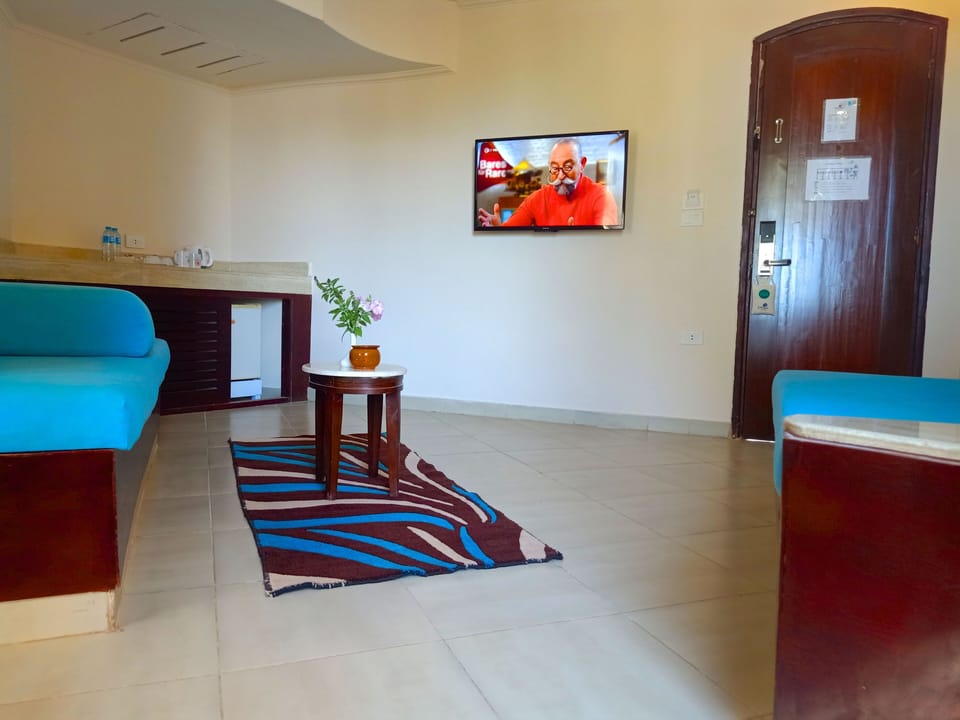 Junior Studio Suite | Living area | 40-inch plasma TV with cable channels, TV