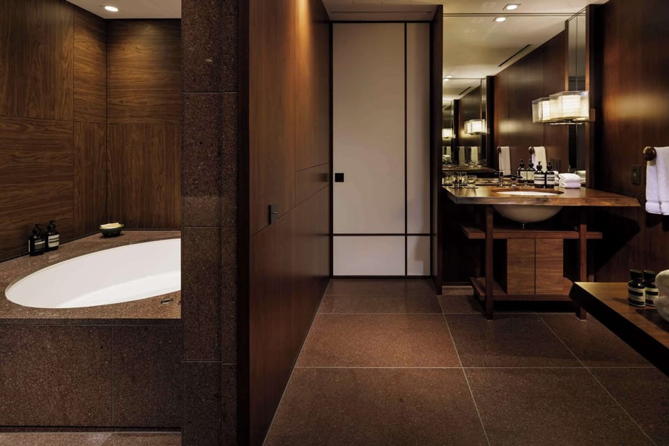 Separate tub and shower, deep soaking tub, rainfall showerhead