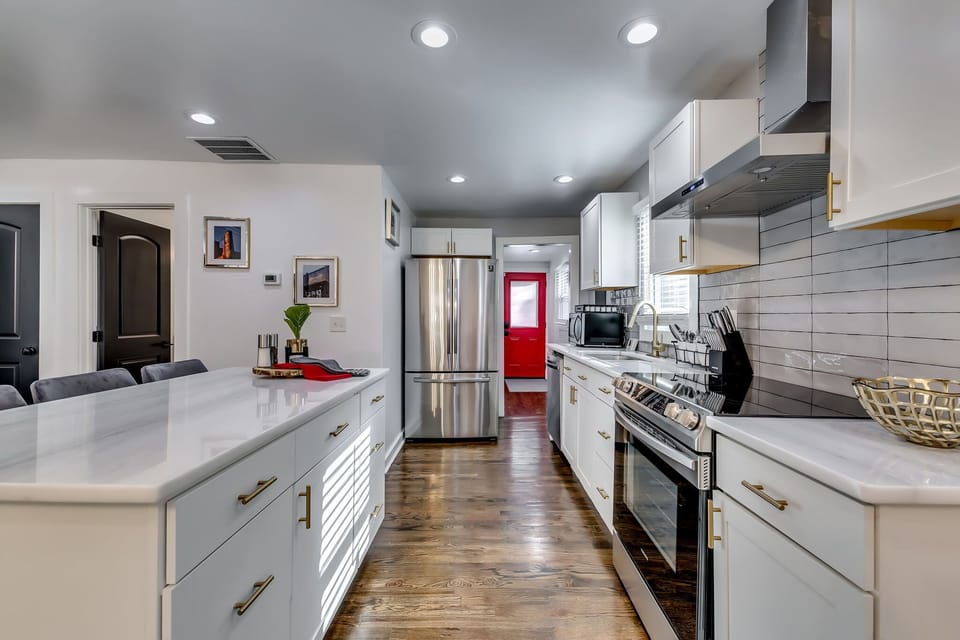 Gorgeous Gormet Kitchen with New and Modern appliances and utensils!