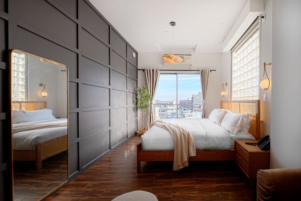 Studio Suite with Balcony Luxe - King Bed | In-room safe, iron/ironing board, bed sheets