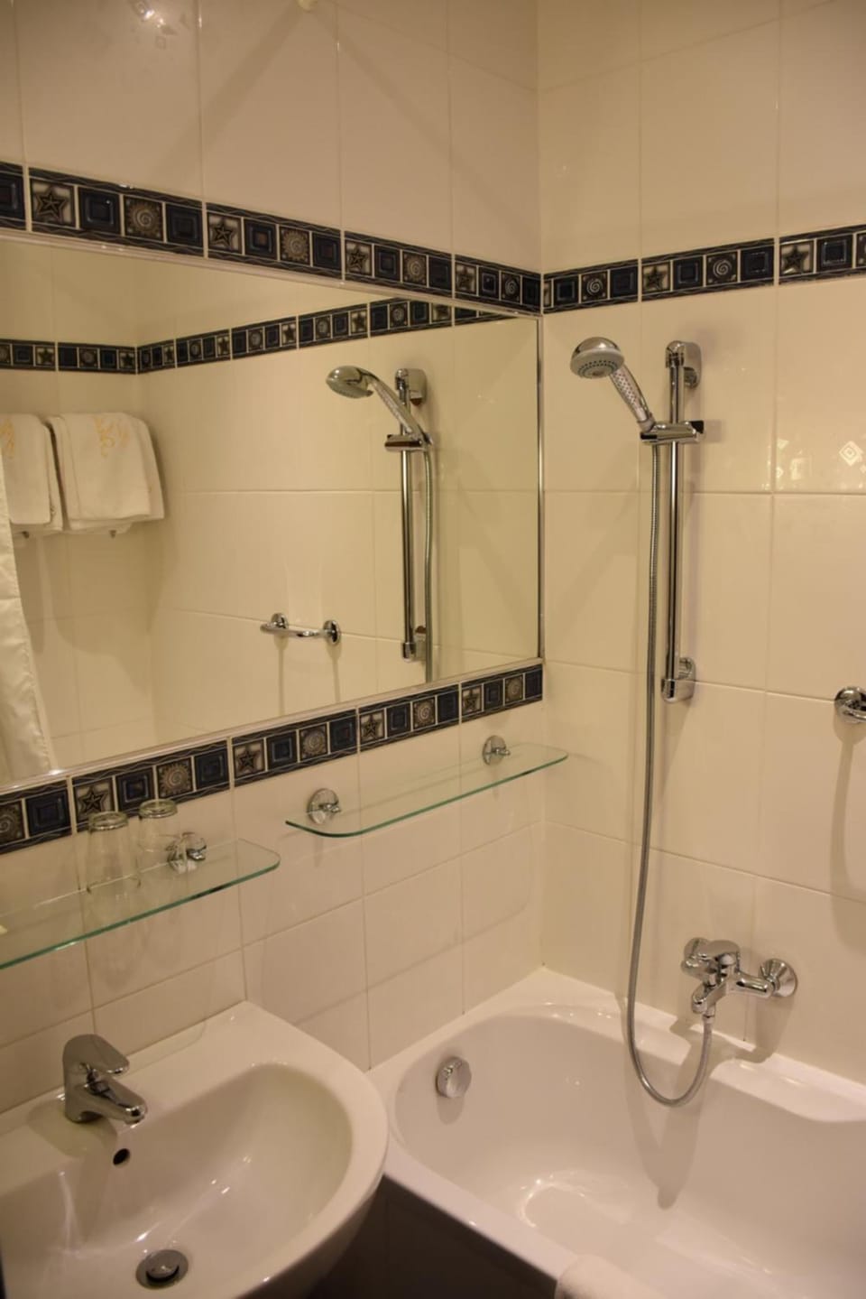 Bathtub, free toiletries, hair dryer, towels